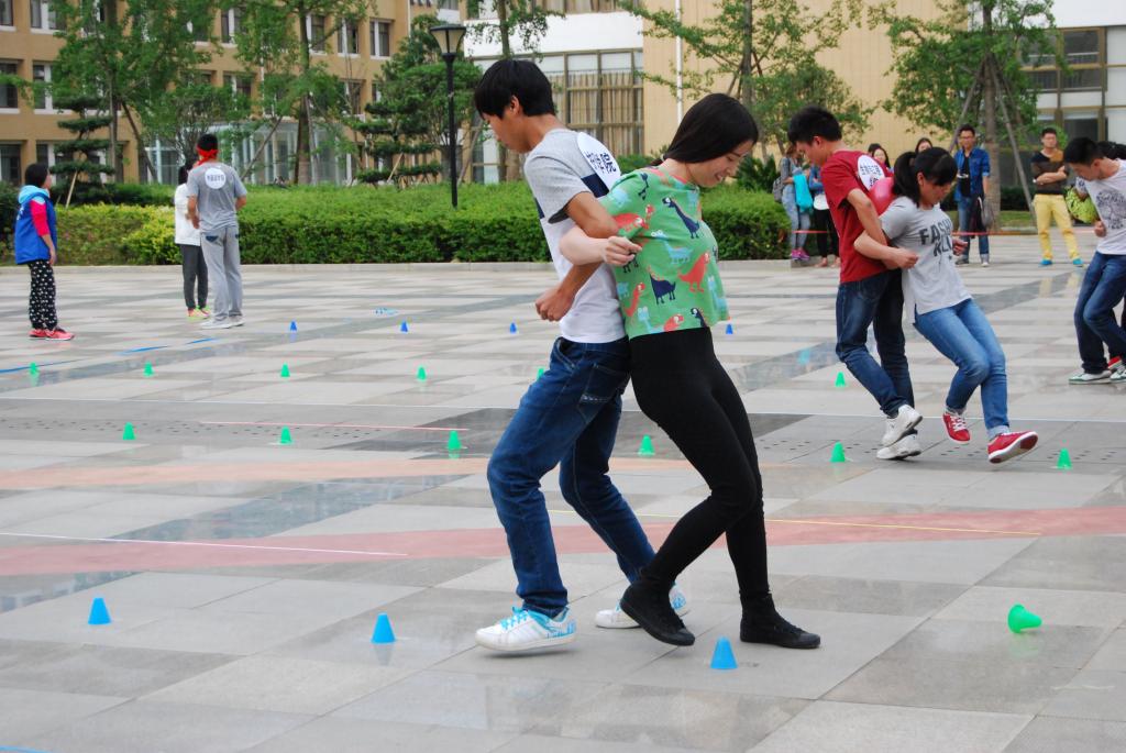 我校举办2015年三走系列活动之大学生趣味运动会